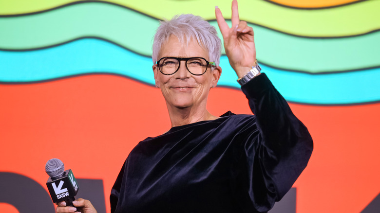 Jamie Lee Curtis geeft een vredesteken