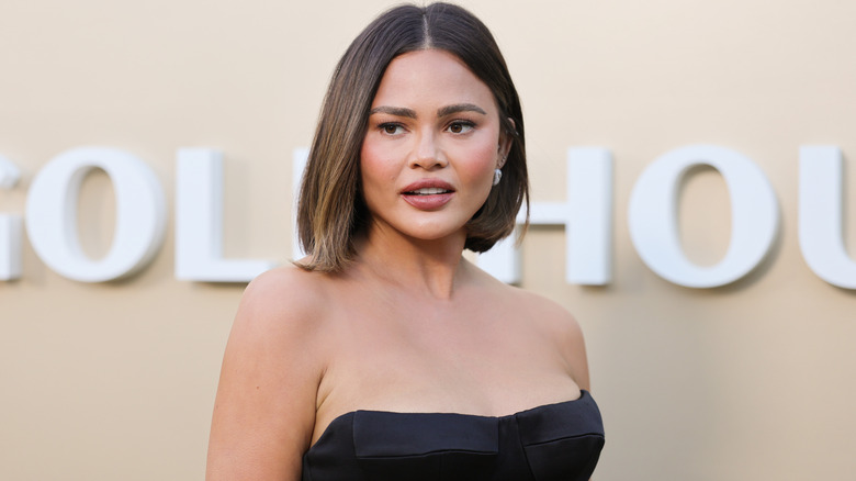 Chrissy Teigen poseert