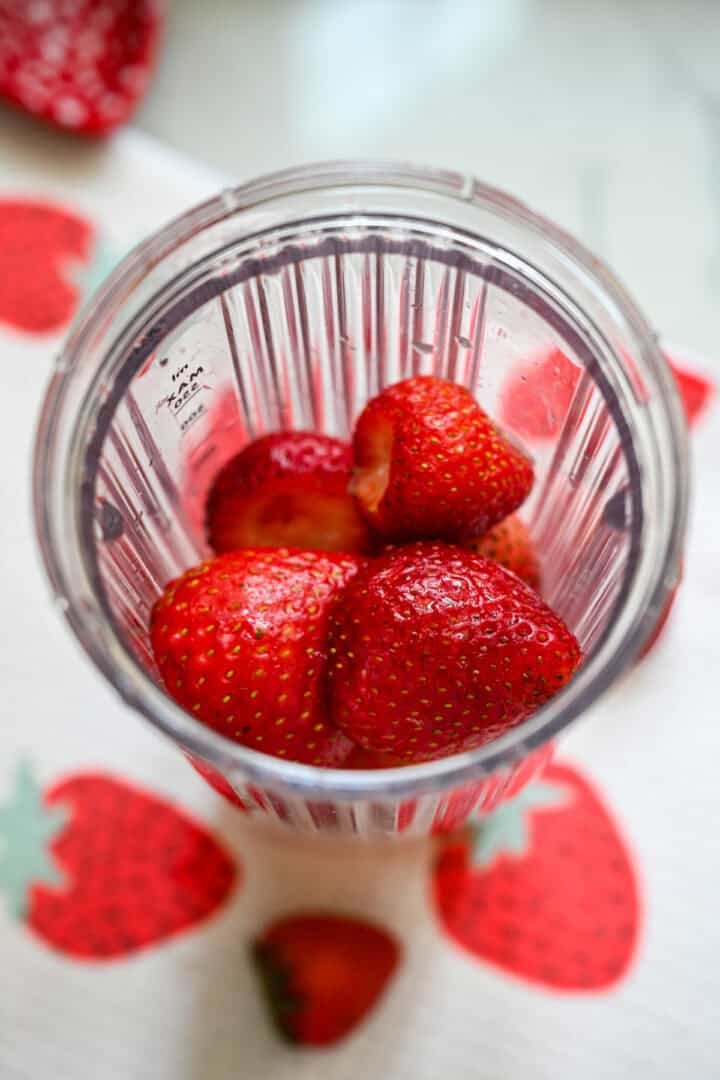 Aardbeien in een kogelblender vóór het blenden.