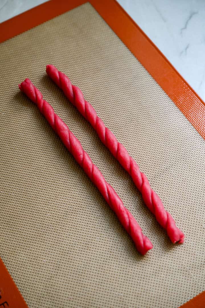 Bovenaanzicht van twizzlers op een silpat.