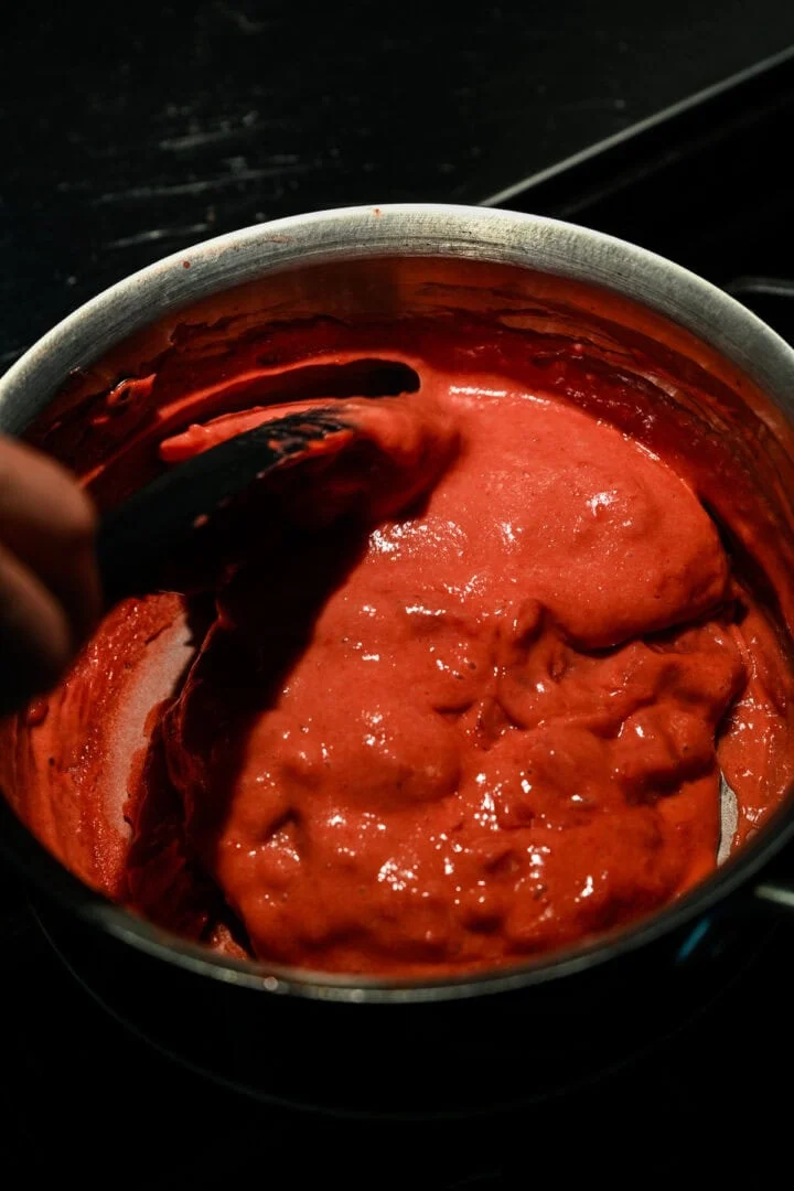 Twizzler-deeg tijdens het koken.