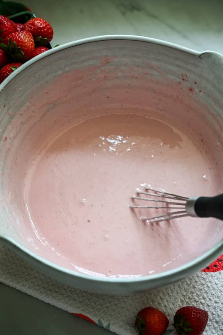 Meel en watermengsel in een kom.