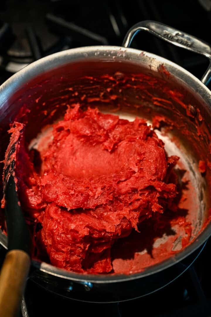 Twizzler-deeg tijdens het koken.