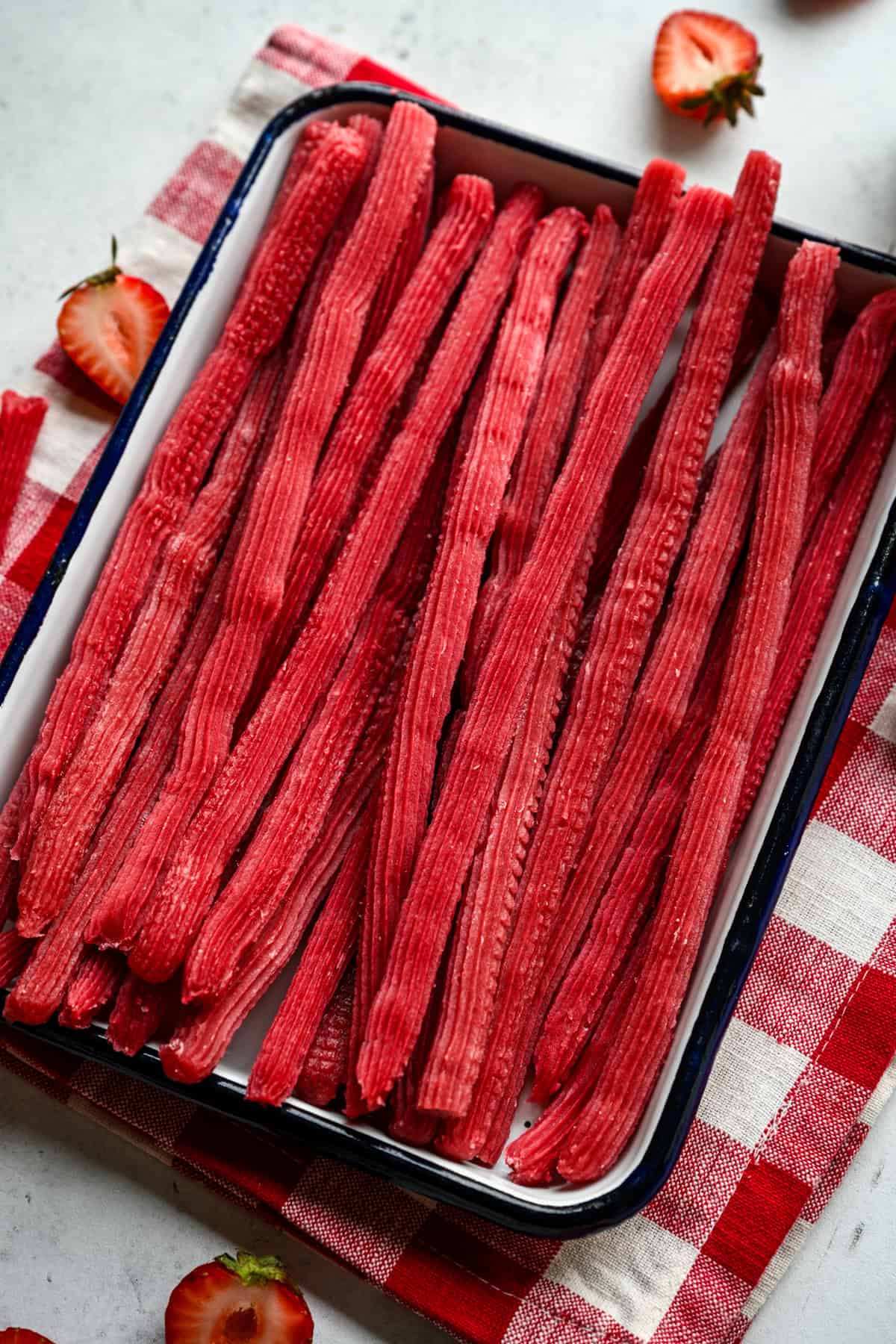 Bovenaanzicht van twizzlers op een dienblad.