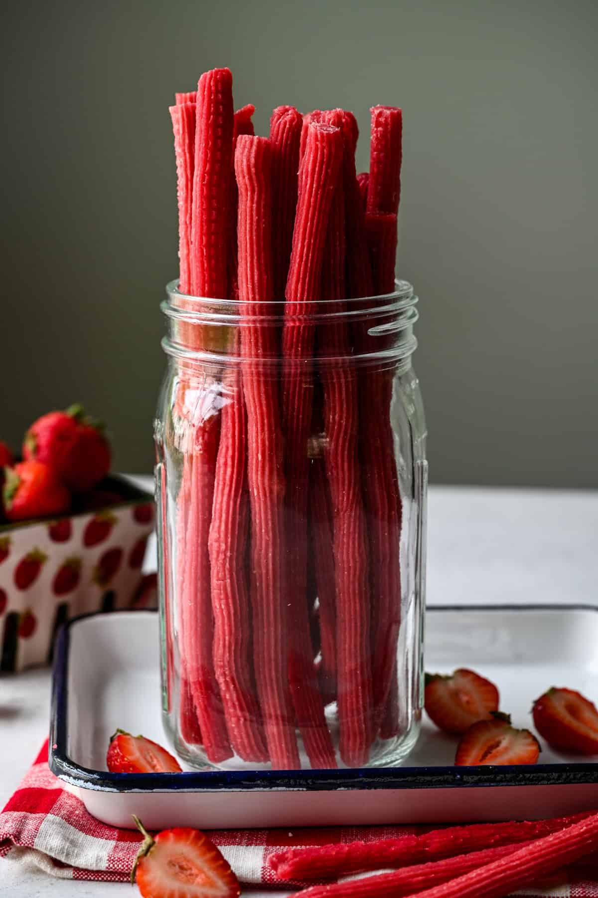 Vooraanzicht van twizzlers in een pot.
