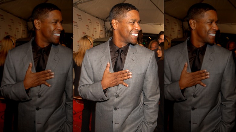 Denzel Washington met een gebogen pink