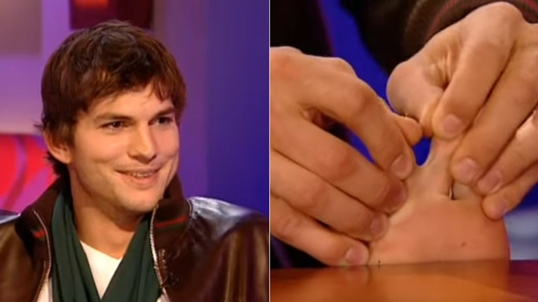 Een close-up van de tenen van Ashton Kutcher