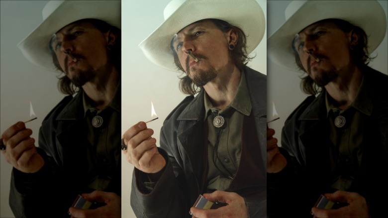 Een cowboy die een aangestoken lucifer vasthoudt