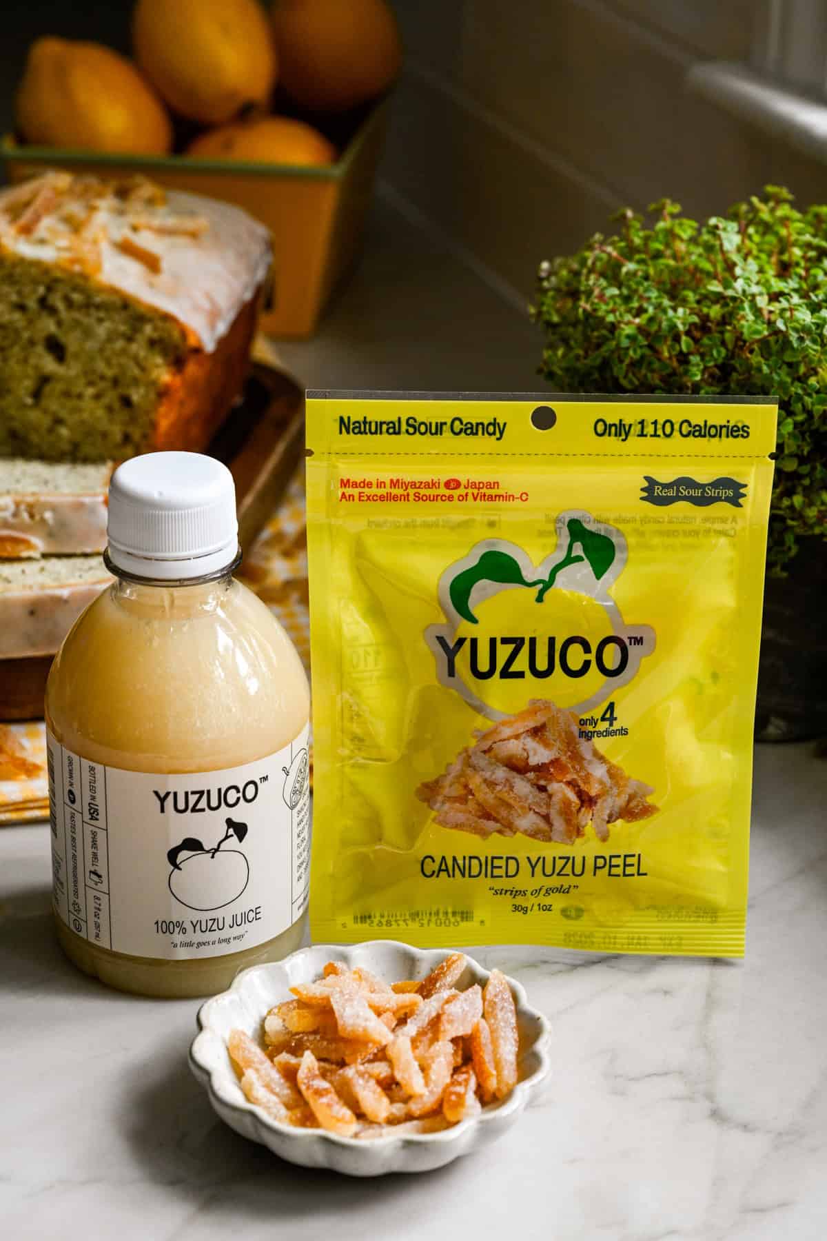 zijaanzicht van YUZUCO yuzu-sap en gekonfijte yuzu-schil.