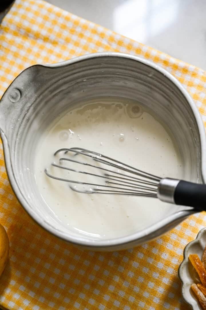 yuzu-glazuur in een kom.