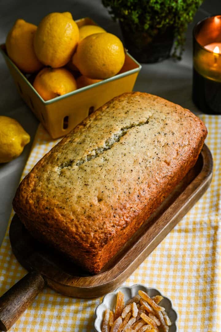 Hele Earl Grey Yuzu-broodcake op een snijplank voordat hij wordt ingevroren.