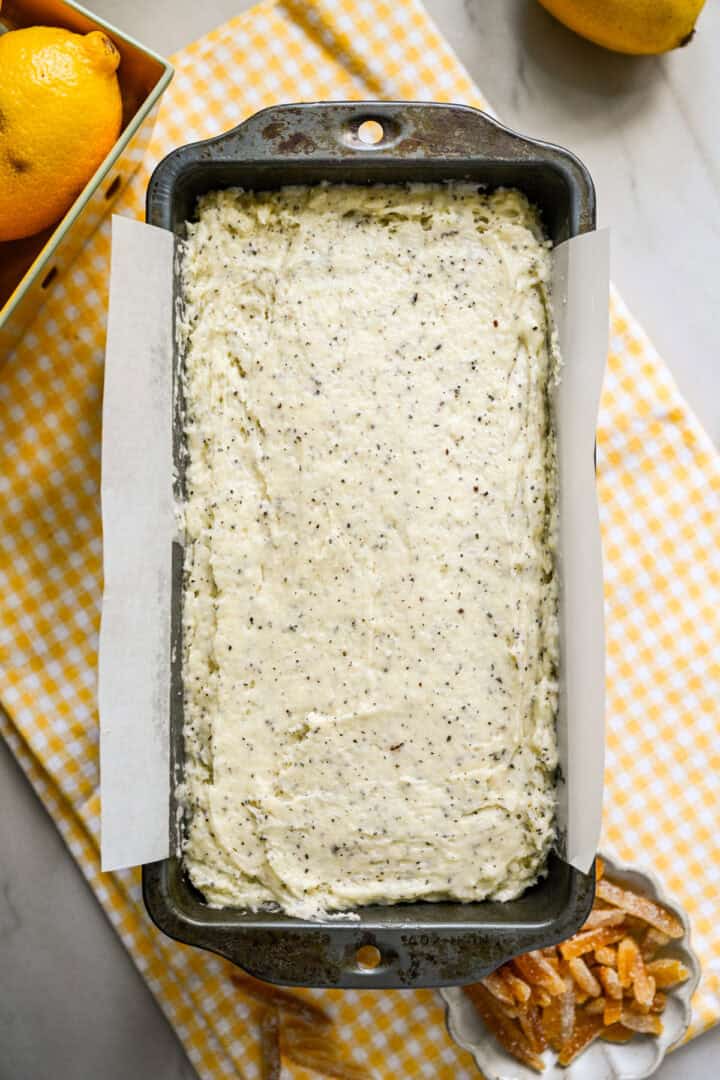 Earl Grey Yuzu-cakebeslag in een bakvorm vóór het bakken.