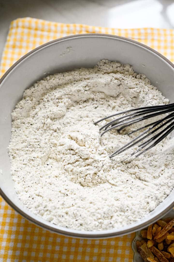 droge ingrediënten gemengd in een kom.