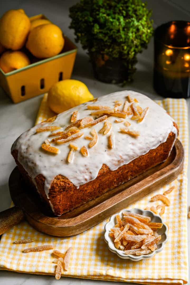 Hele Earl Grey Yuzu-broodcake op een snijplank.
