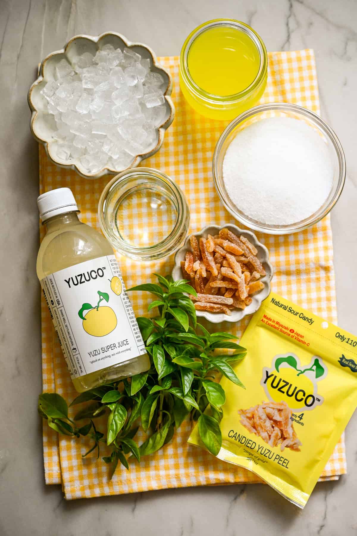 bovenaanzicht van ingrediënten voor bevroren limoncellococktail.