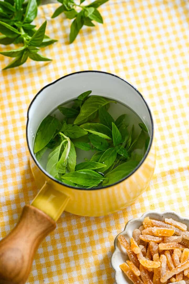 basilicum eenvoudige siroop in een kleine pot vóór het koken.