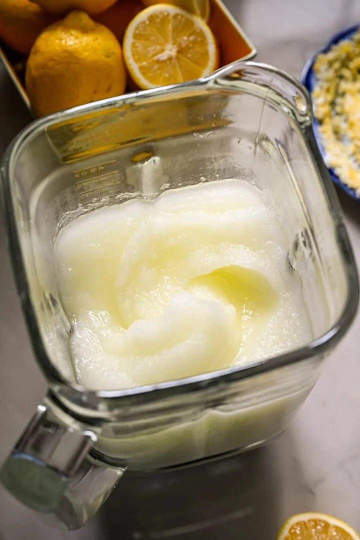 bevroren limoncello-cocktailmengsel in de blender na het mengen.