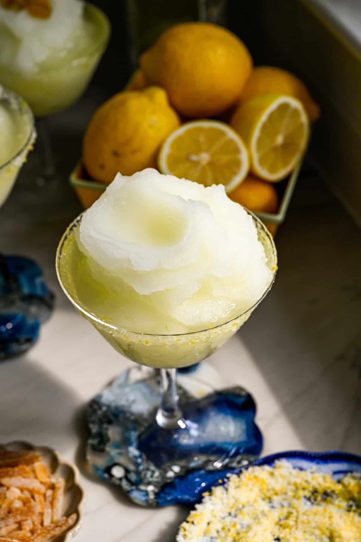 close-up van bevroren limoncello-cocktail in een coupéglas.
