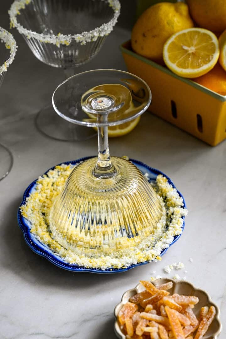 dompel de rand van het cocktailglas in het citroensuikermengsel.