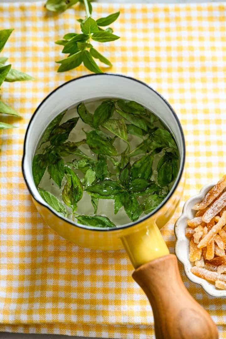 basilicum eenvoudige siroop in een kleine pot na het koken.