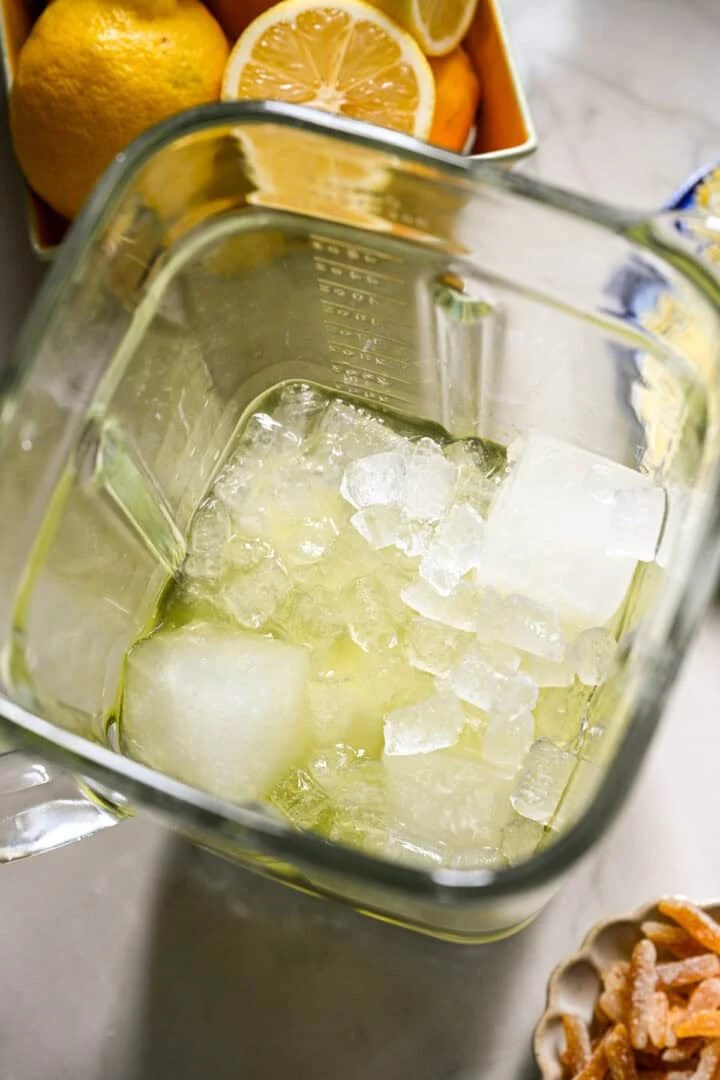 bevroren limoncello-cocktailmengsel in de blender vóór het blenden.