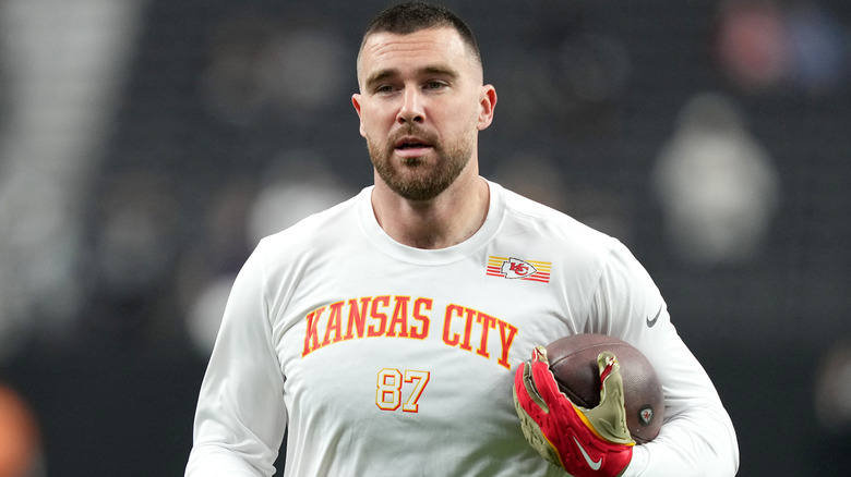 Travis Kelce aan het voetballen