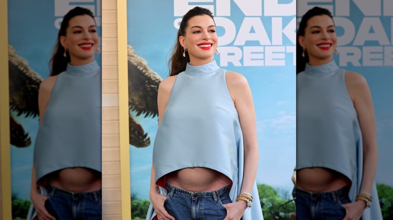 Anne Hathaway poseert met haar buikje zichtbaar