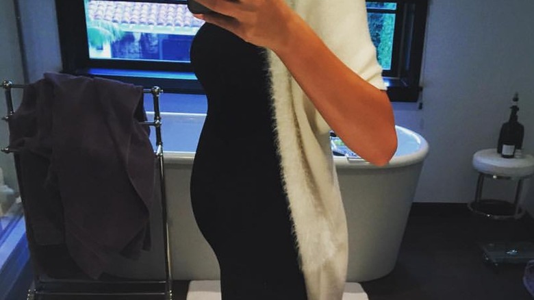 Een selfie van de babybuik van Chrissy Teigen