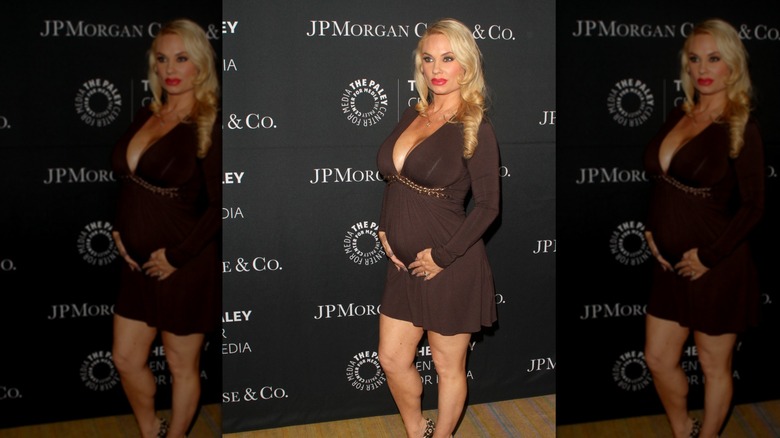 Coco Austin wiegt haar babybuikje
