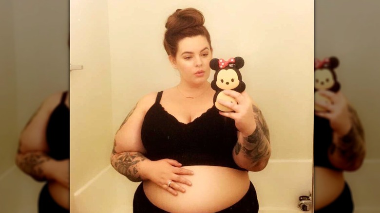 Tess Holliday maakt een selfie van haar buikje