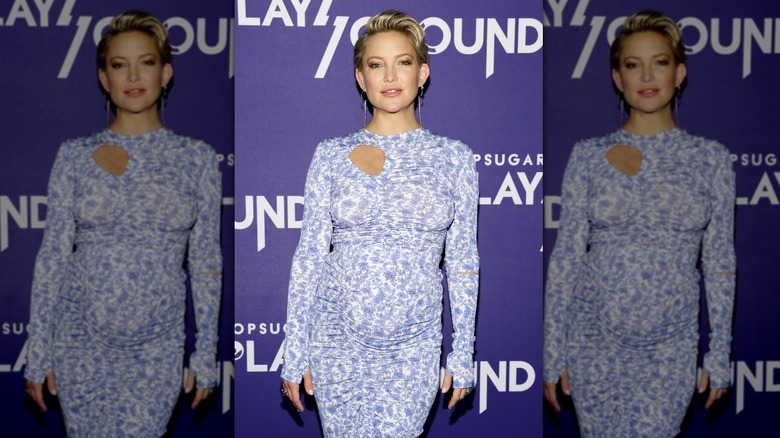 Kate Hudson poseert in een blauwe jurk