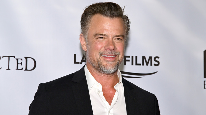 Josh Duhamel glimlacht