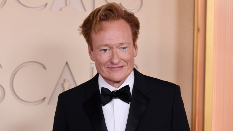 Conan O'Brien glimlacht