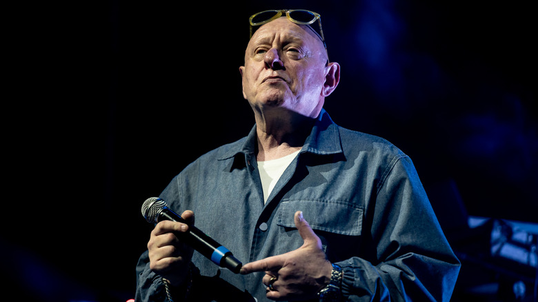 Shaun Ryder houdt een microfoon vast