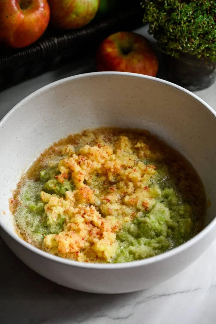 Bovenaanzicht van appelpuree in een kom.