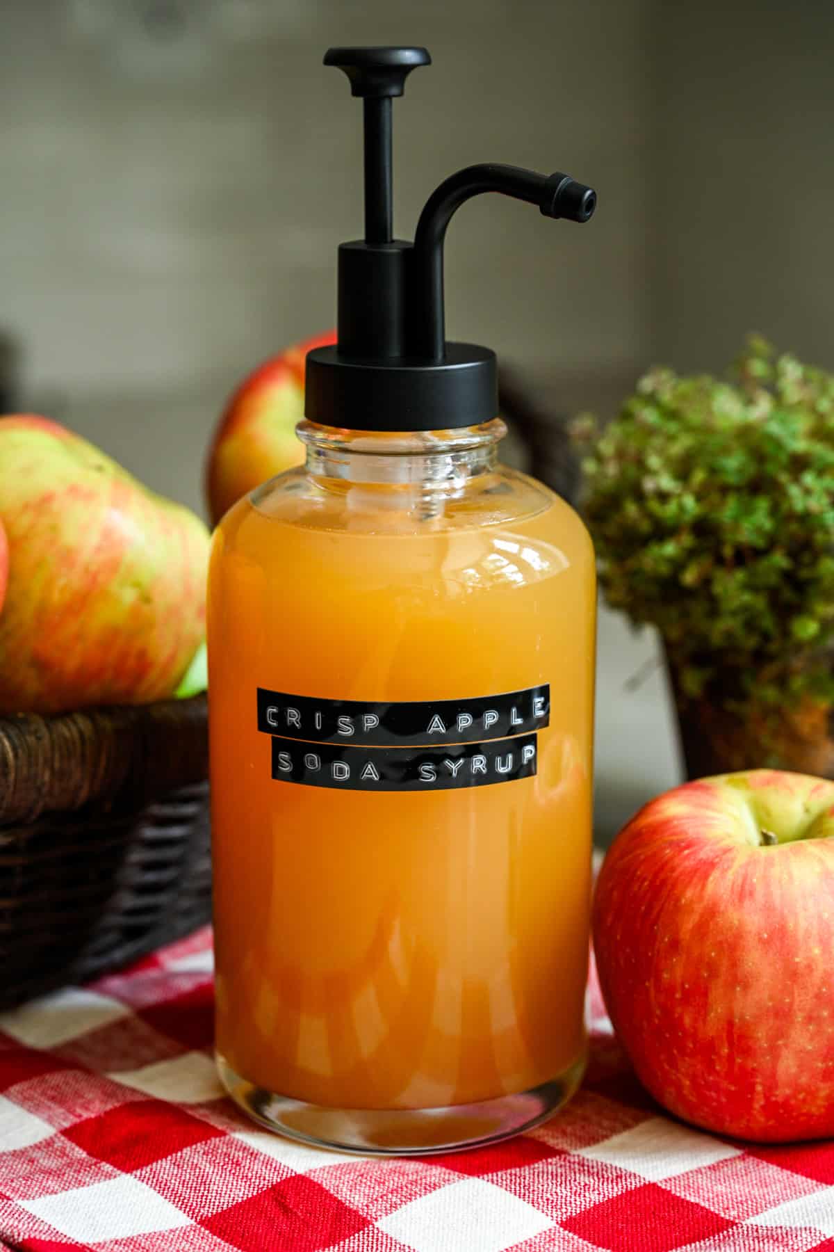 Huisgemaakte appelsodasiroop in een pompflesje.