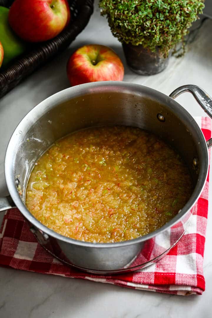 Appelmengsel na verwarming op het fornuis