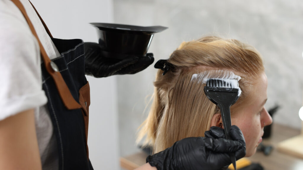 Onuitgesproken salonhygiëneregels die uw kapper absoluut niet kan verdragen als u deze overtreedt