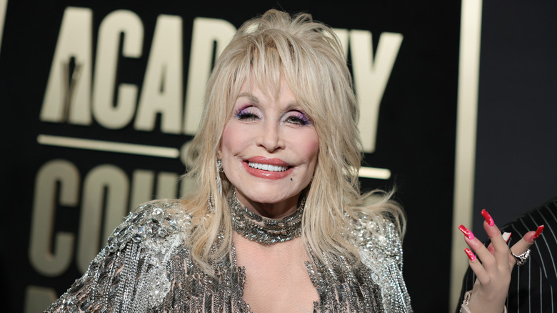Dolly Parton glimlacht