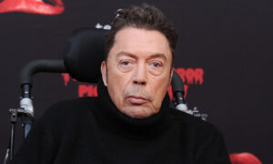 De beroerte van Tim Curry in 2012 veranderde zijn leven voor altijd, maar hij behield een gezond gevoel voor humor