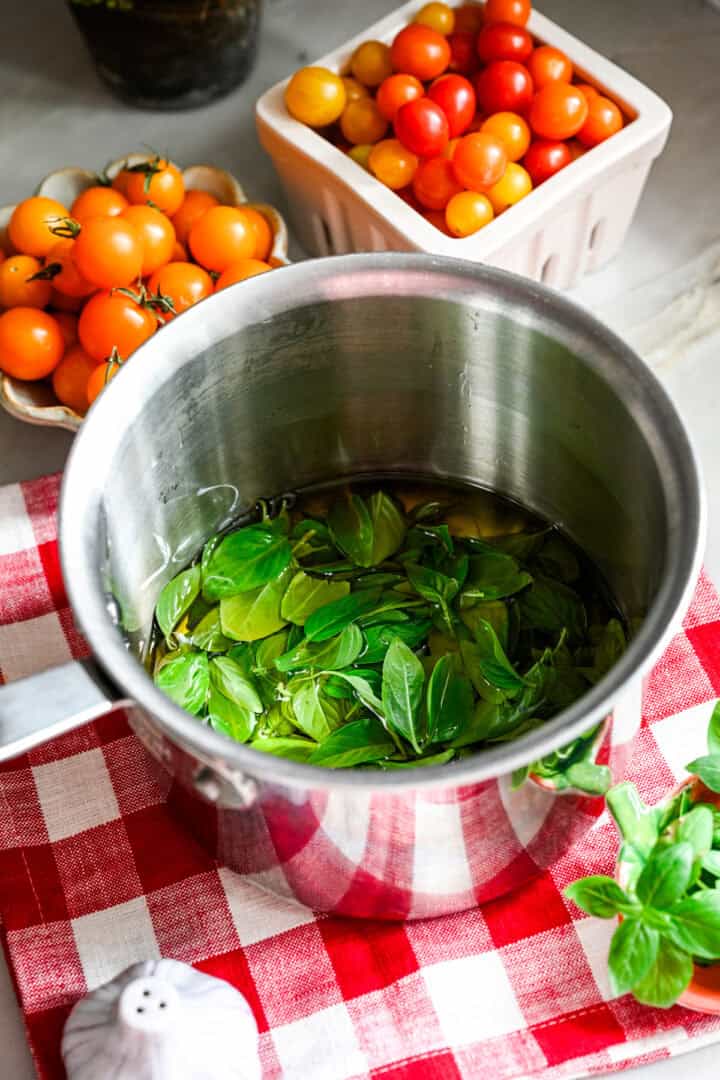 Verse basilicum doordrenkt met olijfolie in een pot.