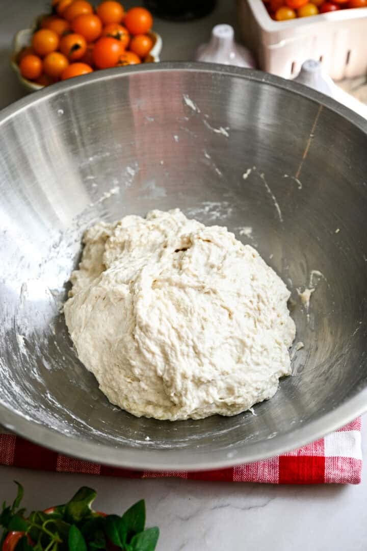 focacciadeeg in een roestvrijstalen kom.