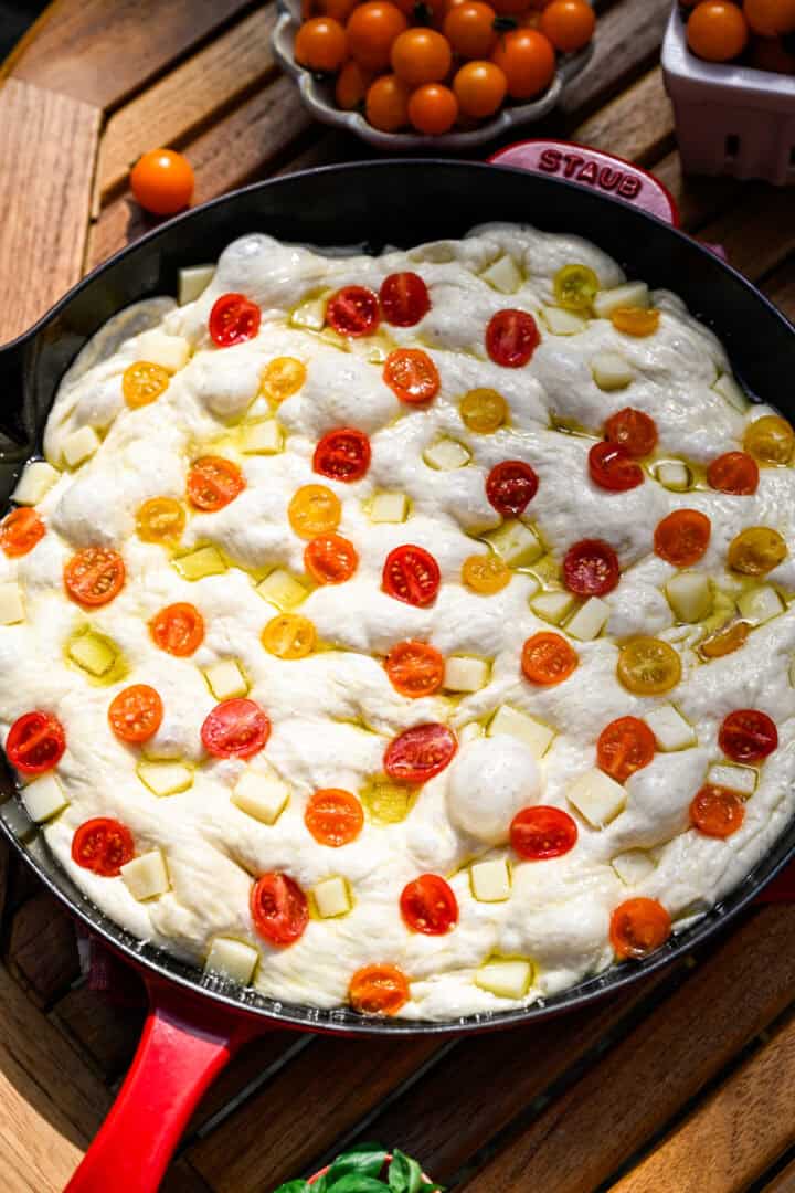 tomatenfocaccia in koekenpan voor het bakken.