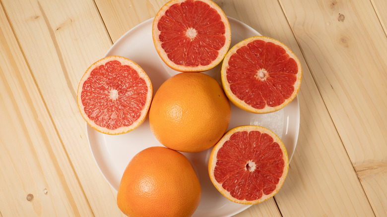 Grapefruit op een bord