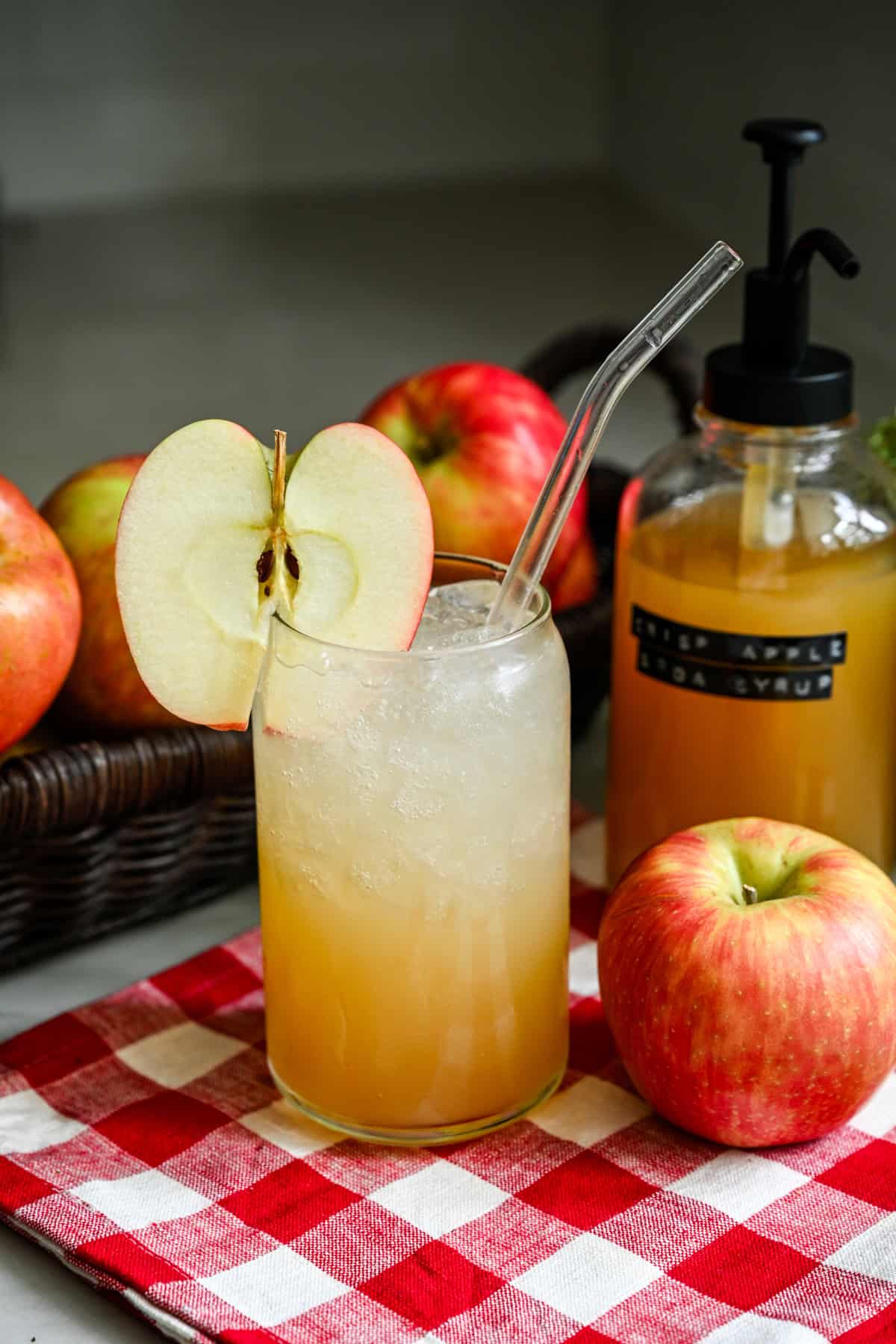 Zelfgemaakte appelsoda in een glas.