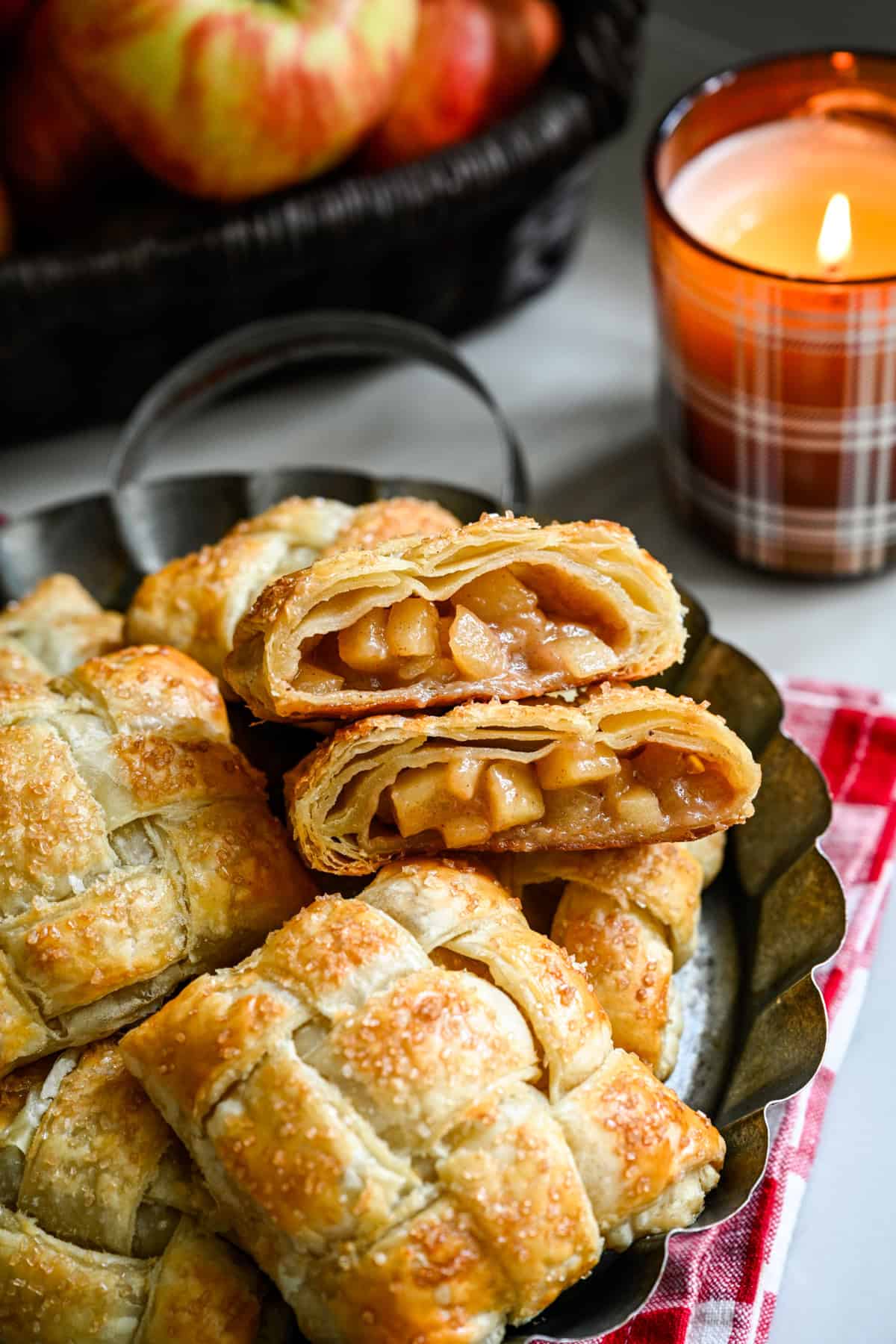 Zijaanzicht van appelhandtaarten in tweeën gesneden.