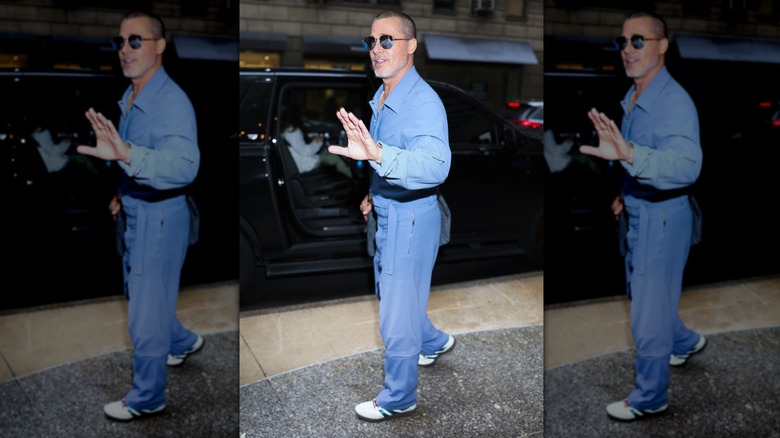 Brad Pitt praat met verslaggevers voordat hij in Midtown in een auto stapt