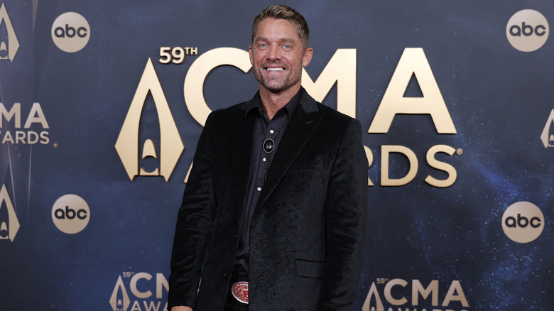Brett Young poseert in een pak