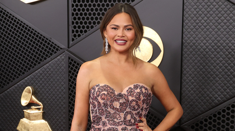 Chrissy Teigen glimlacht