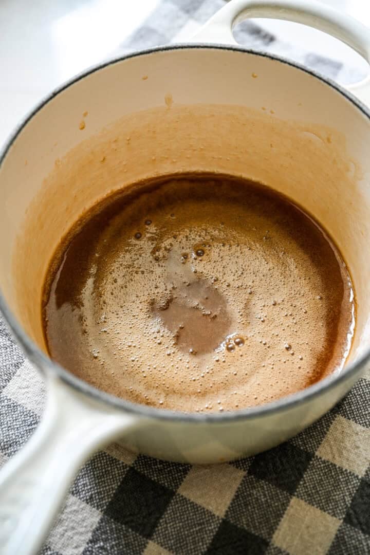 Boter en ahornsiroop na 2 minuten samen koken.